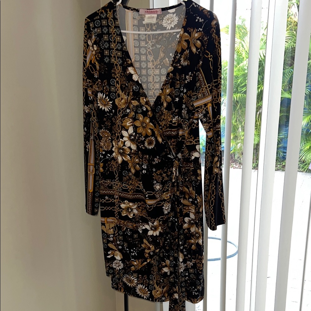 Elegant Black and Gold Long Sleeve Dress